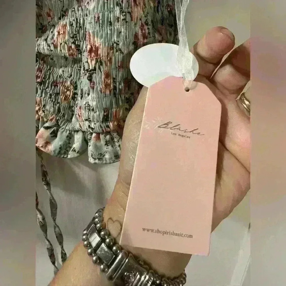 NWT Puffy shoulder flower top - Picture 5 of 6